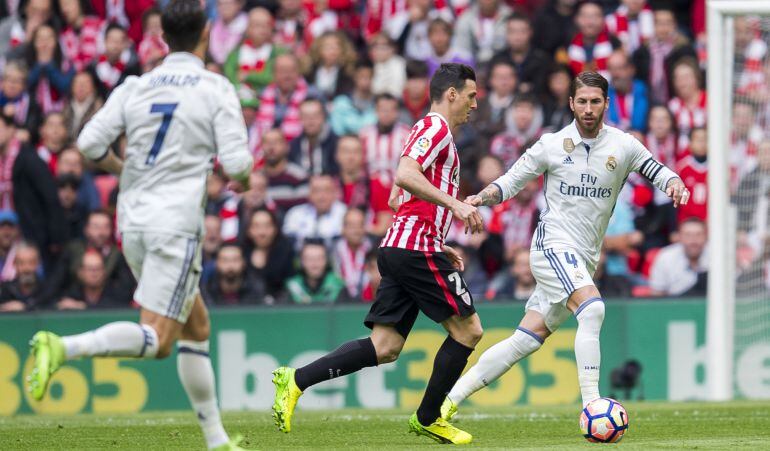 Aduriz controla ante Sergio Ramos bajo la mirada de Cristiano Ronaldo