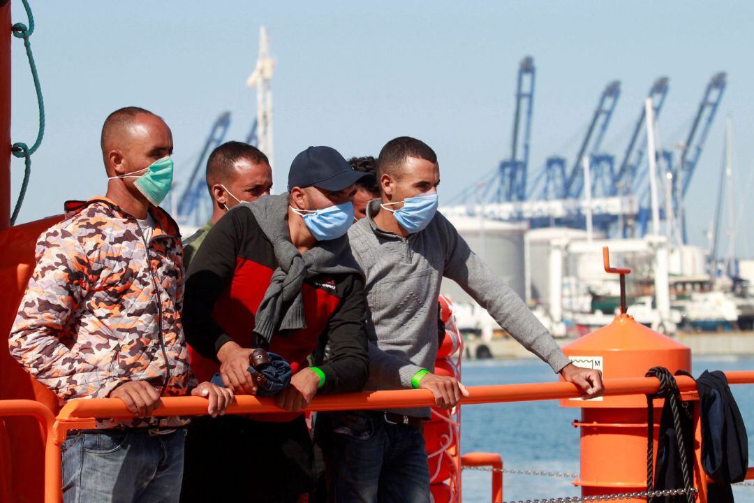 Varios de los inmigrantes que llegaron este miércoles al Puerto de Algeciras.