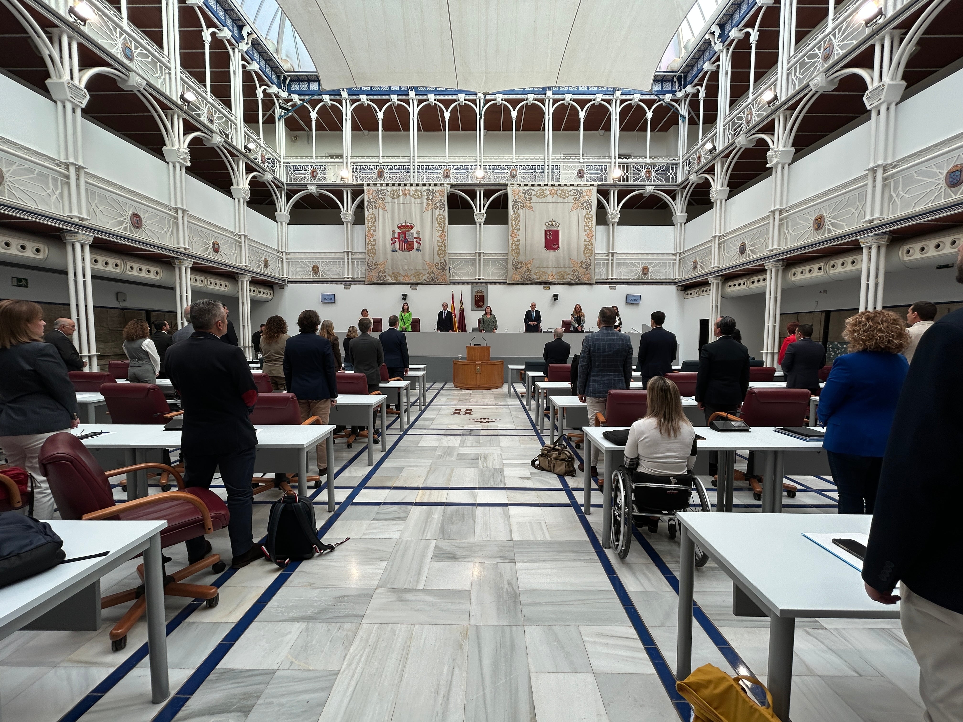 La Asamblea Regional guarda un minuto de silencio por las víctimas de la DANA en Valencia