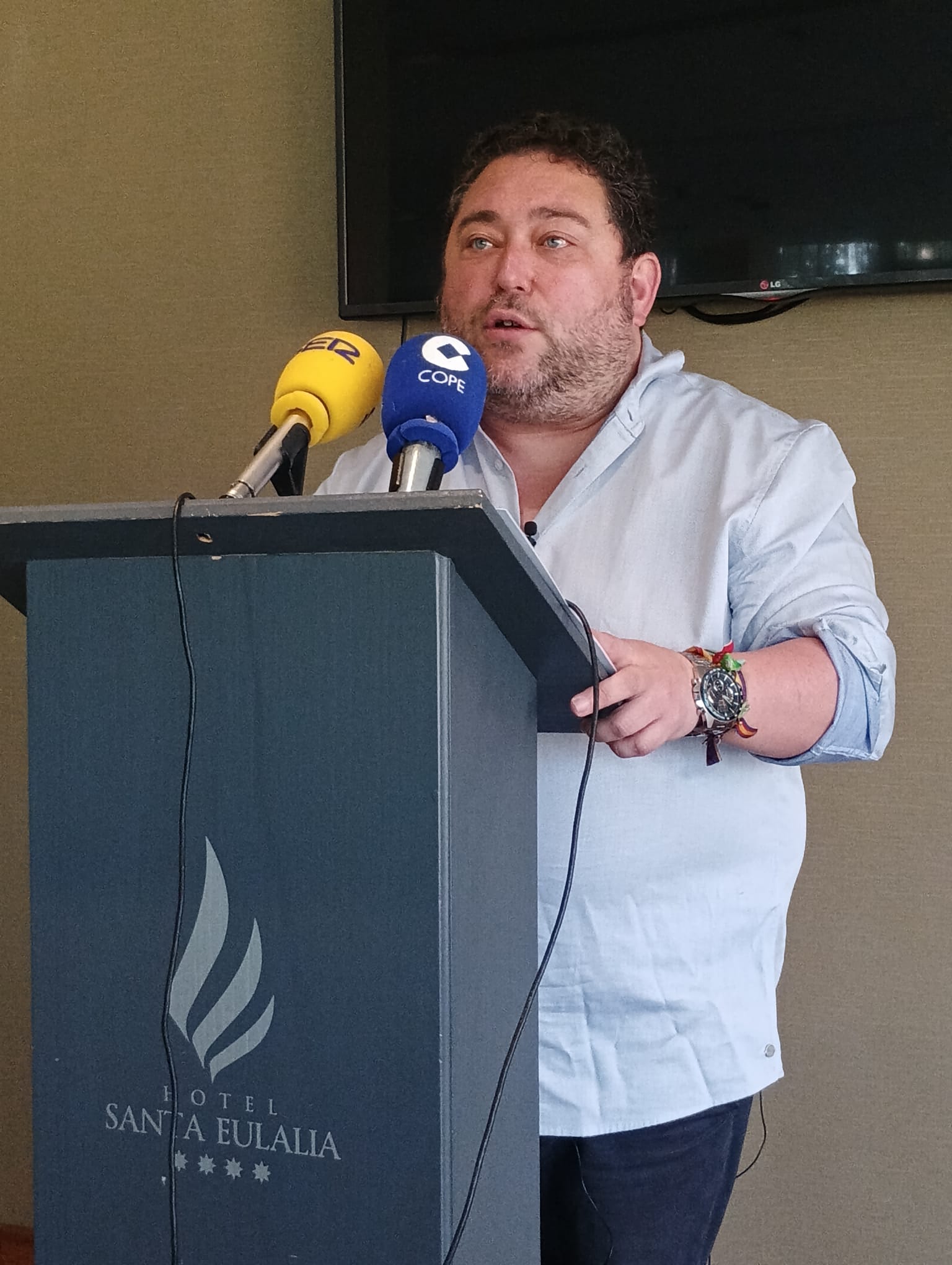 Félix Canal anunciando su salida del equipo de gobierno