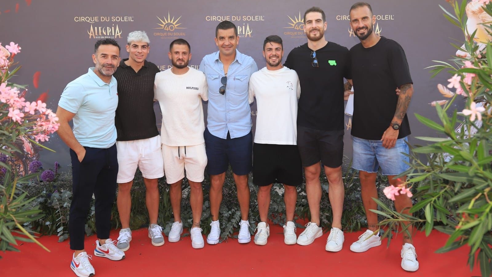 Los jugadores del Hércules CF en la presentación del espectáculo &quot;Alegría. Bajo una nueva luz&quot; del Cirque du Soleil en la playa de San Juan