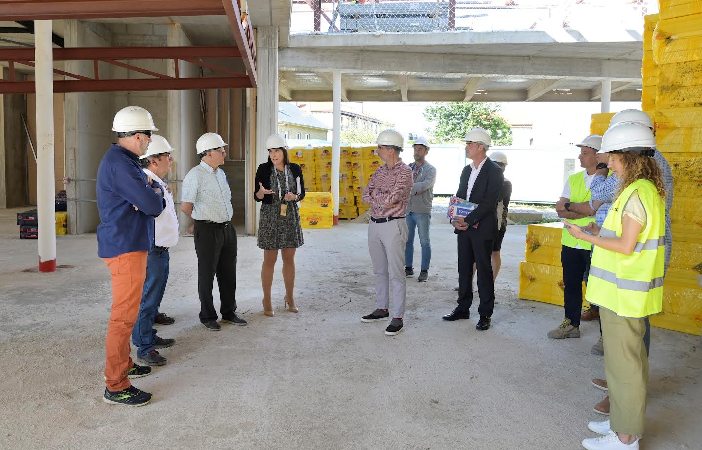 La alcaldesa de Santander visita las obras en el centro cívico de Cueto.