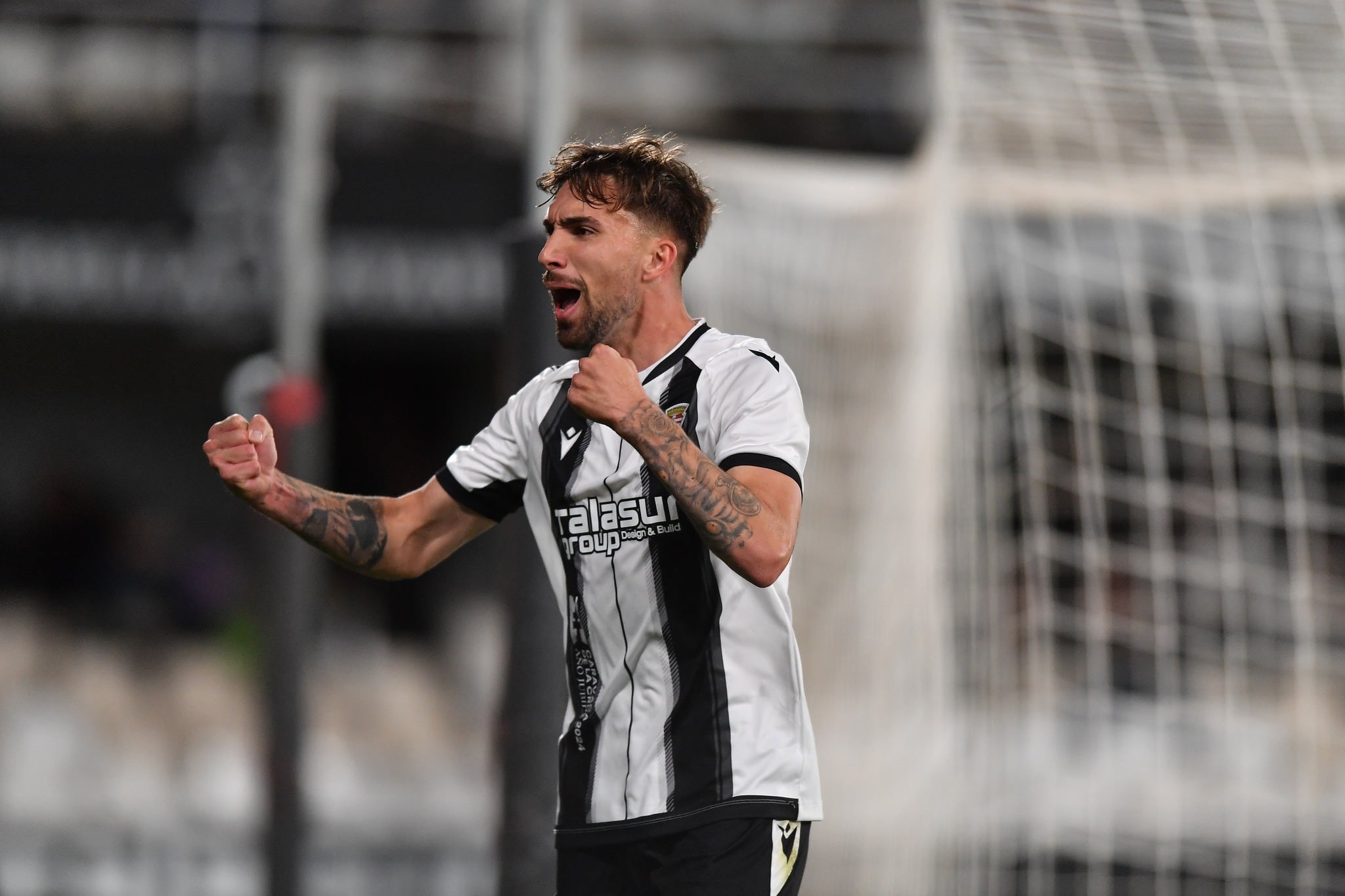 Darío Poveda celebra el gol del empate al Racing de Ferrol