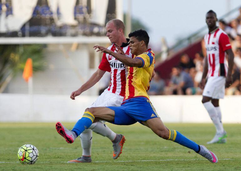 GRA153. ALZIRA (VALENCIA), 25/07/2015.- El centrocampista brasileño del Valencia Danilo Barbosa (d) disputa un balón con el defensa del PSV Eindhoven Jorrit Hendrix (i), durante el partido amistoso disputado hoy en el Estadio Luis Suñer Picó de Alzira (Valencia). EFE/Miguel Ángel Polo