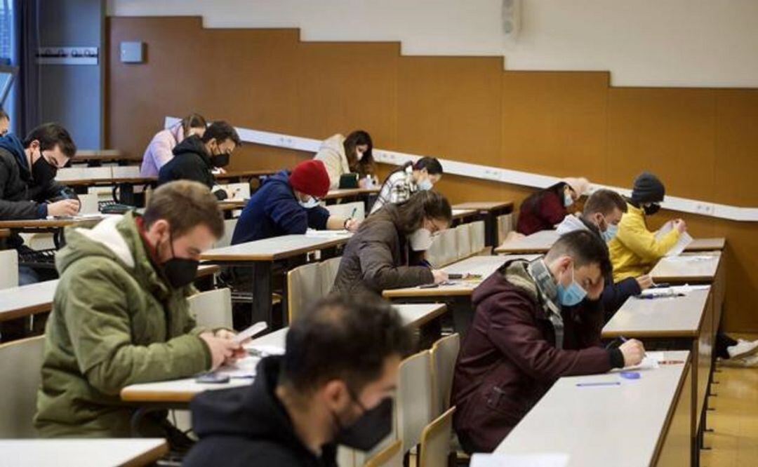 Opositores realizando un examen.