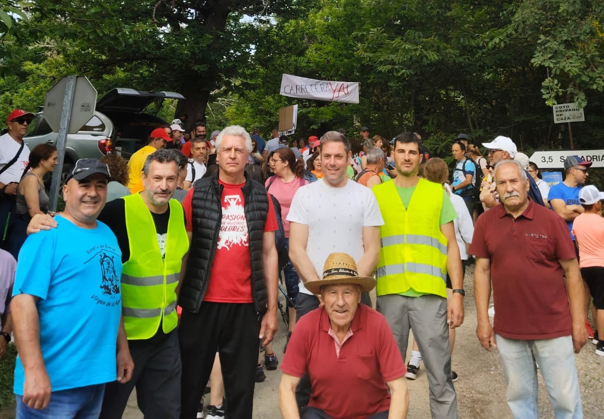 El concejal de Medio Ambiente, Iván Alonso junto a los promotores de la marcha reivindicativa