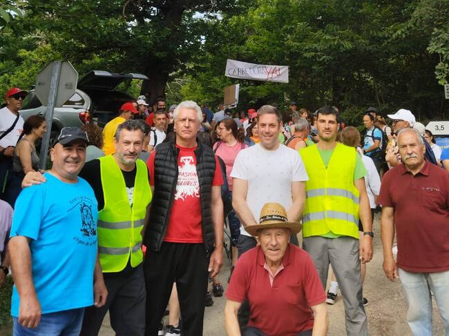 El concejal de Medio Ambiente, Iván Alonso junto a los promotores de la marcha reivindicativa