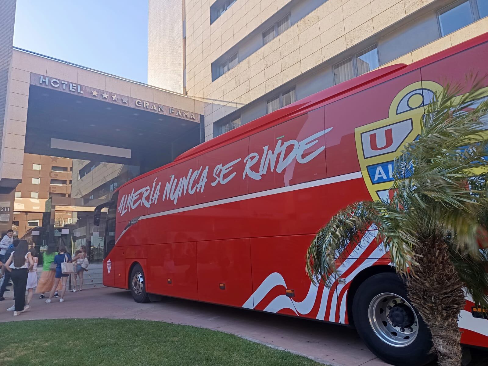 El autobús del Almería en la puerta del hotel del equipo.