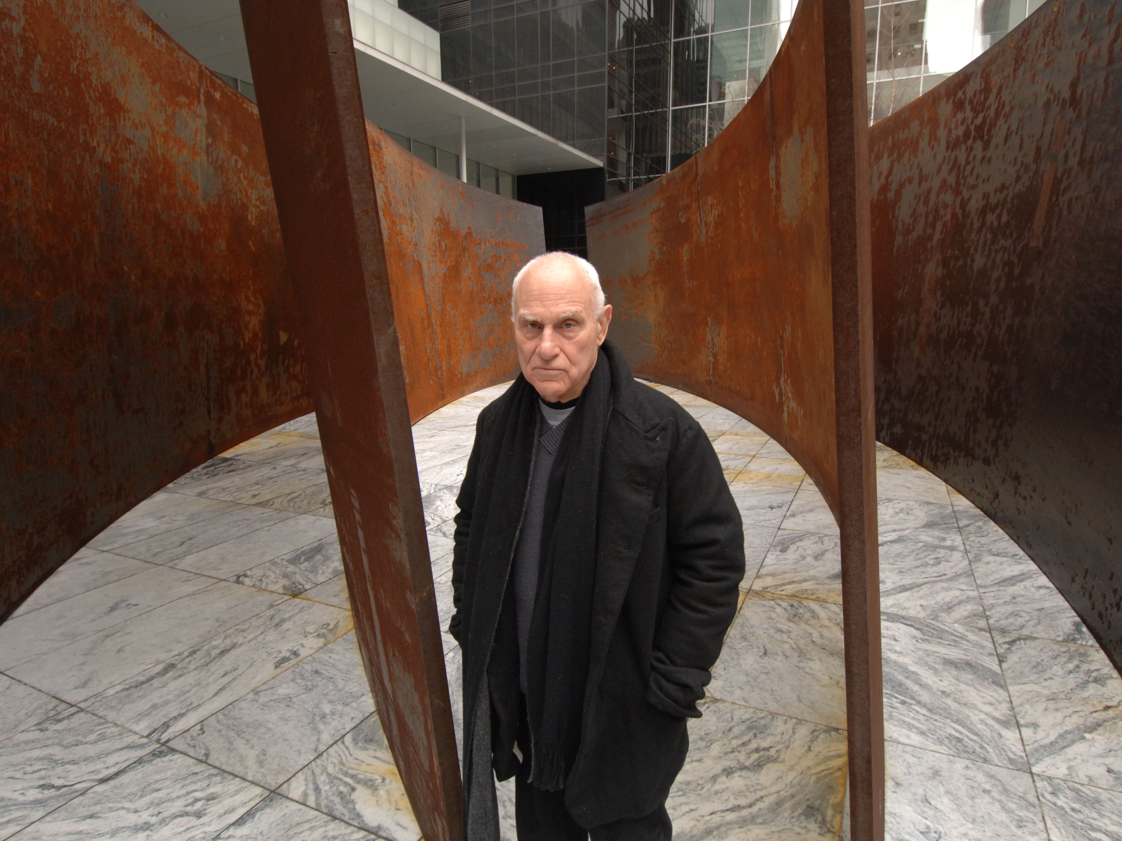 Richard Serra posa con una de sus obras más emblemáticas, &#039;La materia del tiempo&#039;.