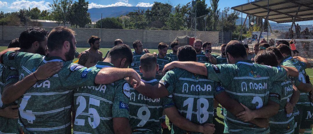 Los jugadores del Jaén Rugby se abrazan en el campo de Las Lagunillas.