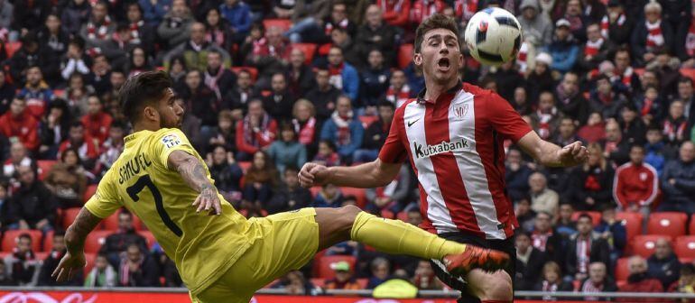  Samu García (i), del Villarreal, y Laporte (d) del Athletic Club, durante el partido de ida de octavos de final de la Copa del Rey disputado hoy entre ambos conjuntos