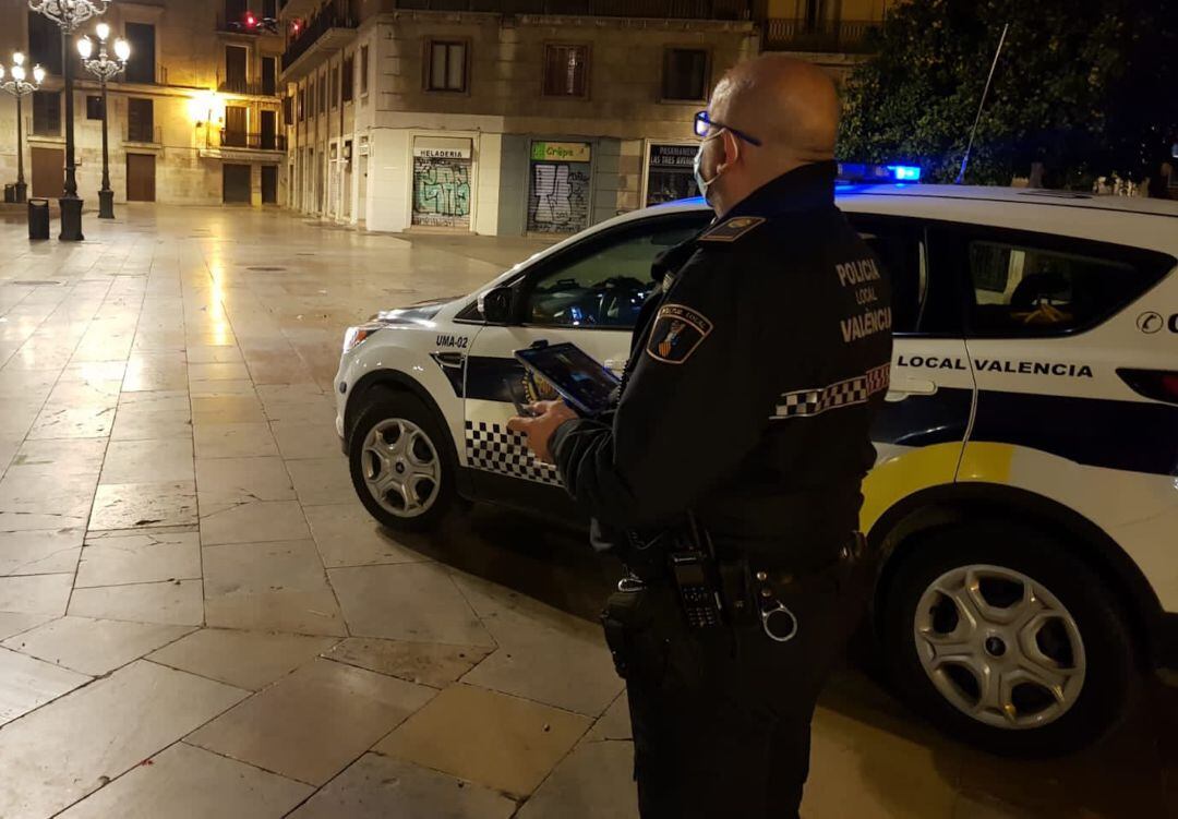 Agente de la Policía Local de València en la plaza de la Virgen.