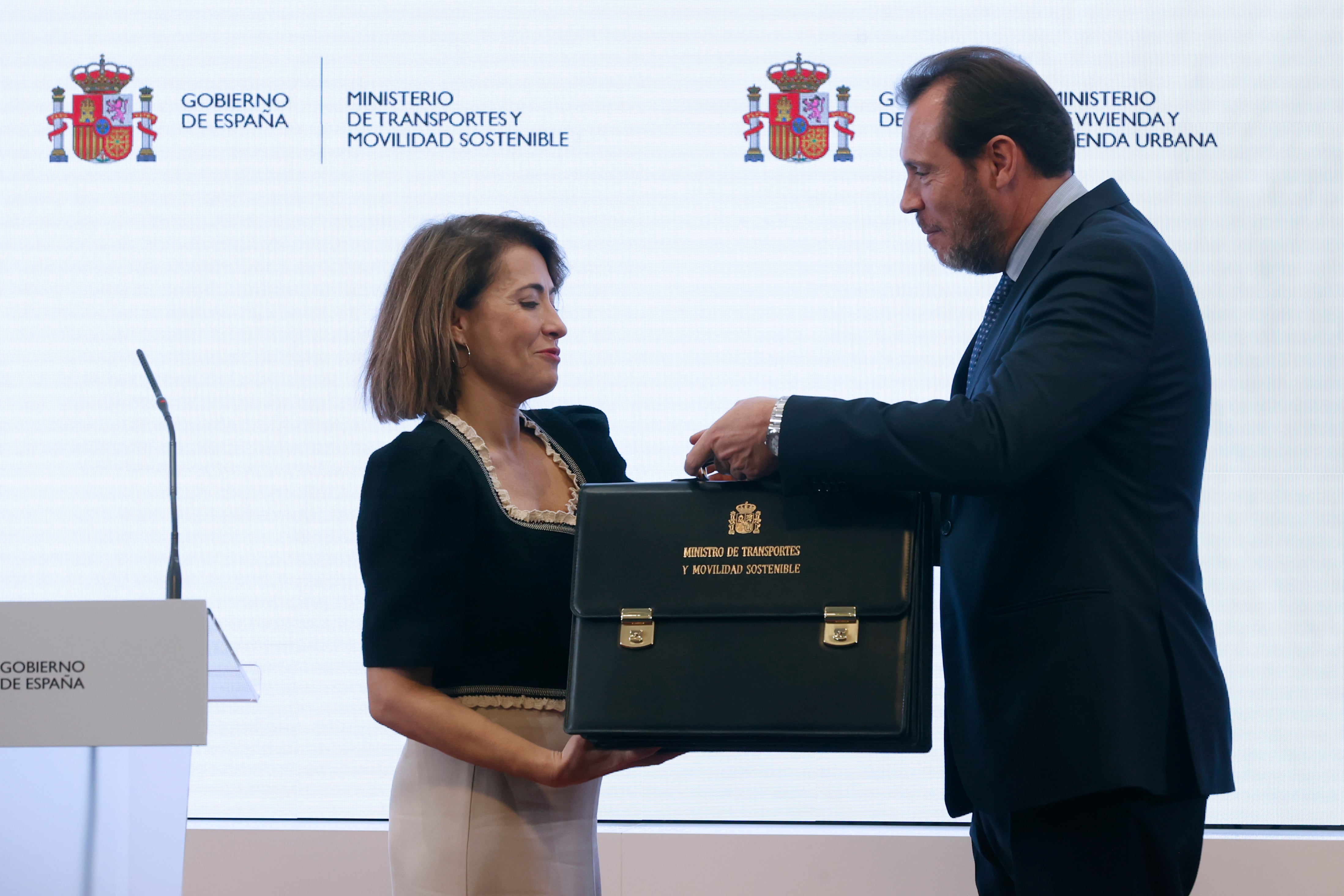 MADRID, 21/11/2023.- El nuevo ministro de Transportes, Óscar Puente, recibe la cartera ministerial de manos de la ministra saliente, Raquel Sánchez (i), este martes en Madrid. EFE/Javier Lizón
