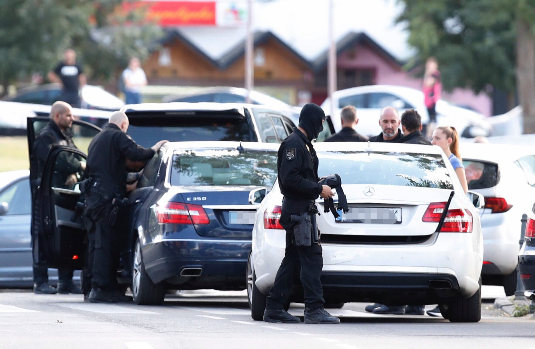 La Policía Nacional ha detenido al hombre que se ha atrincherado este sábado en su vivienda en Coslada (Madrid) junto a una de sus hijas, menor de edad, que ha sido liberada y se encuentra en perfecto estado tras varias horas en el interior del piso con su progenitor.