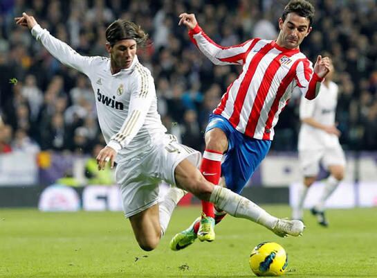 Ramos y Adrián pelean por el balón