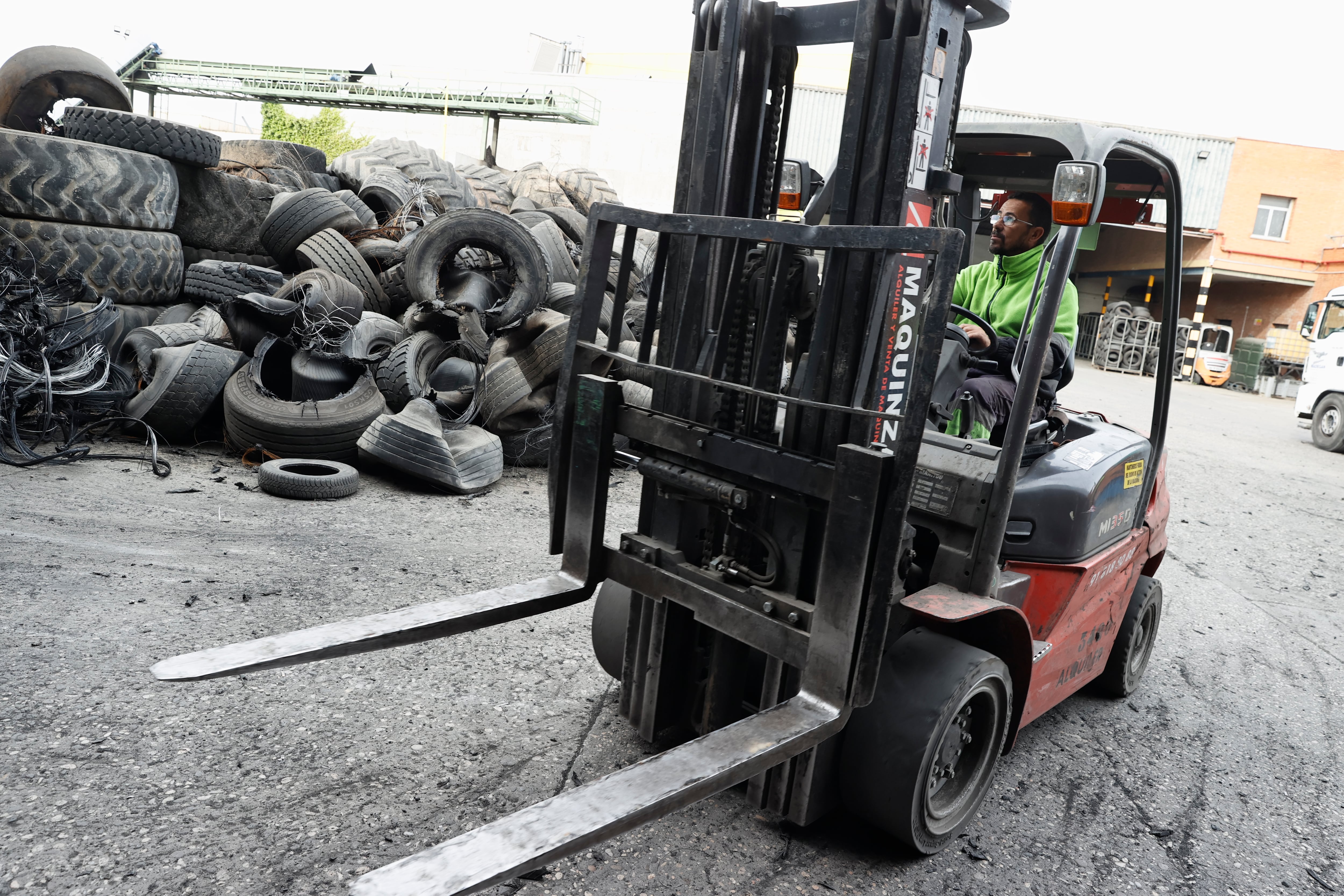 TOLEDO, 26/04/2024.- Trabajadores en una planta de reciclado de neumáticos. El número de ocupados en España disminuyó en 139.700 personas en el primer trimestre de este año respecto al anterior, hasta los 21,25 millones, mientras que el desempleo subió en 117.000, hasta los 2,97 millones, con lo que la tasa de desempleo aumentó al 12,29 %. EFE/ Ismael Herrero
