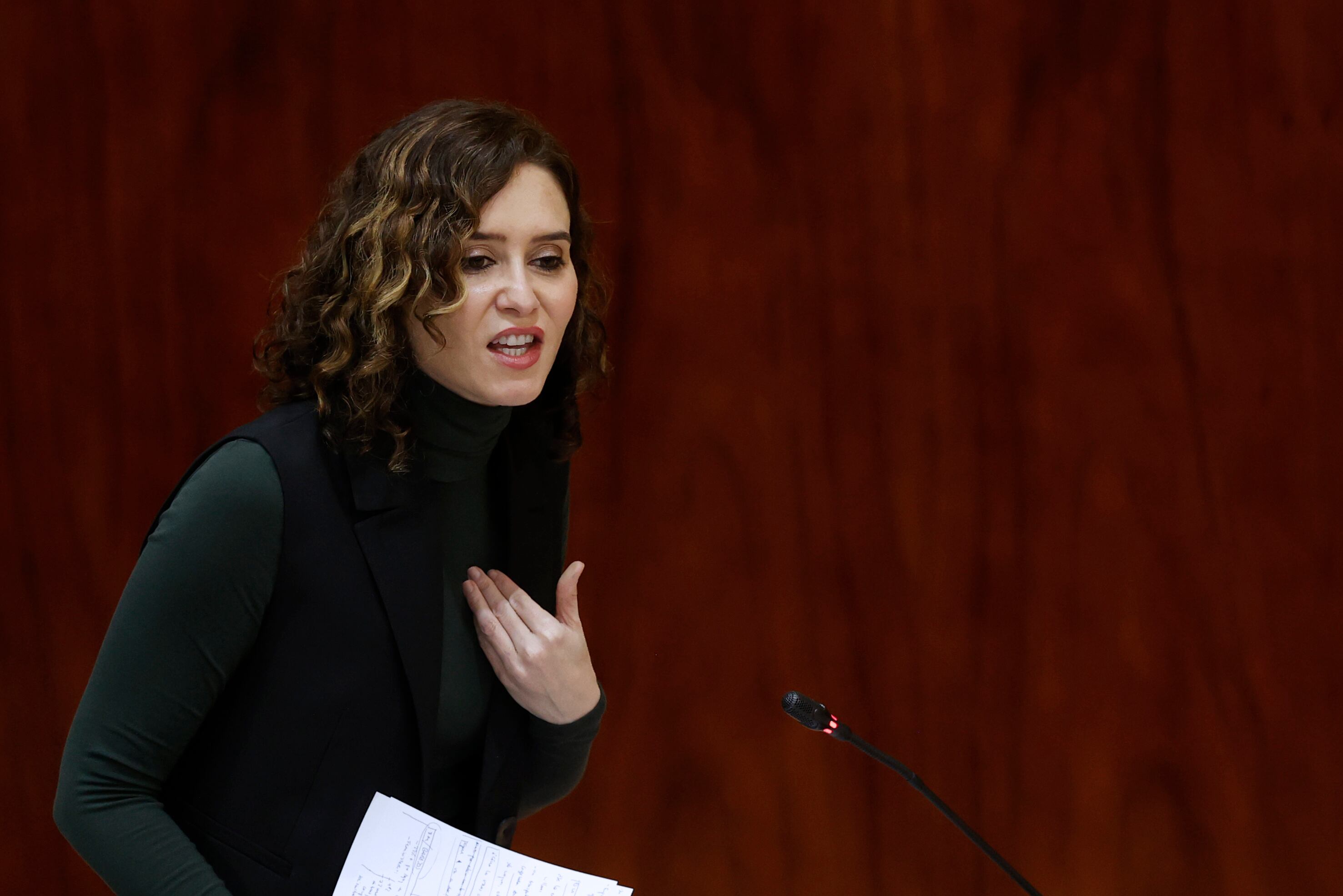 La presidenta de la Comunidad de Madrid, Isabel Díaz Ayuso, durante su intervención en el pleno de la Asamblea de Madrid, el pasado jueves