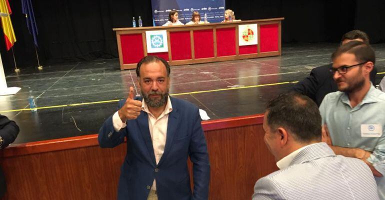 Gerardo Ruiz saluda a una cámara después del Congreso local del PP de Úbeda.