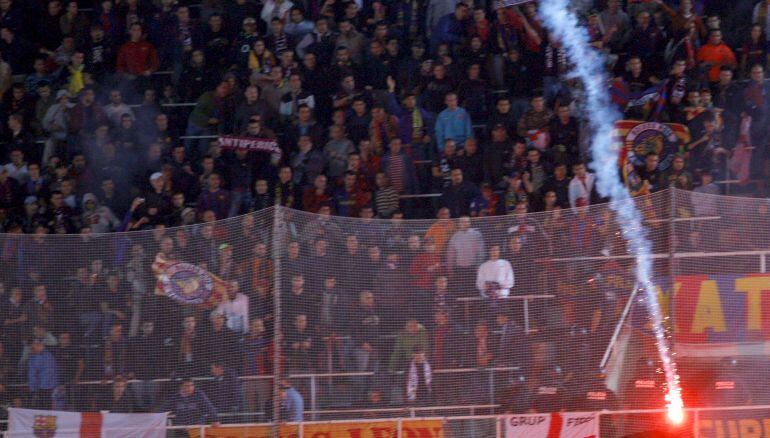 Varias bengalas lanzadas desde la tribuna superior cayeron en el año 2008 en la grada de Montjuïc