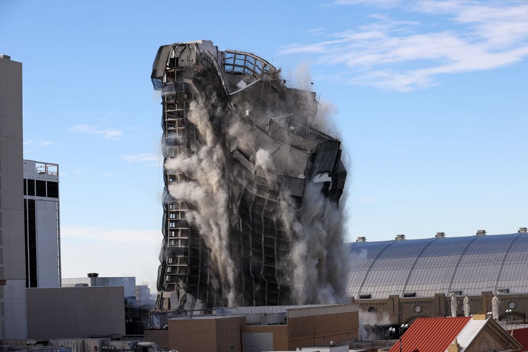 El hotel de Trump derrumbándose en la demolición