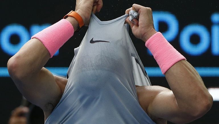 Nadal se cambia la camiseta en un partido del Open de Australia