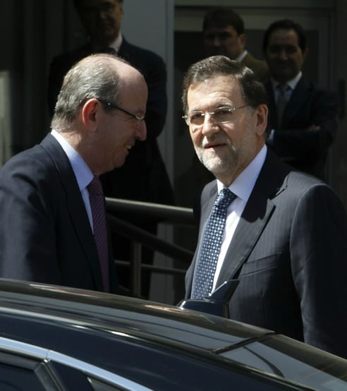 El presidente del Gobierno, Mariano Rajoy, junto al jefe de la Casa Real, Rafael Spottorno, a su llegada esta mañana al Hospital USP San José donde se encuentra ingresado el rey