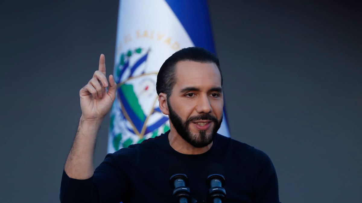 Bukele, el presidente que se apoya en 'youtubers' para mejorar su imagen