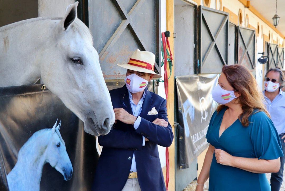 Carmen Crespo, consejera de Agricultura, en una visita al depósito de Sementales de Jerez