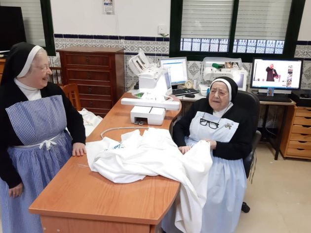 Sor Fátima y Sor Mercedes, bromean en el taller de bordados