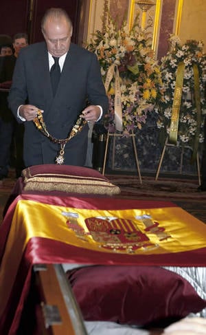 Imagen del Rey Juan Carlos conmemorando a Calvo Sotelo en la capilla ardiente