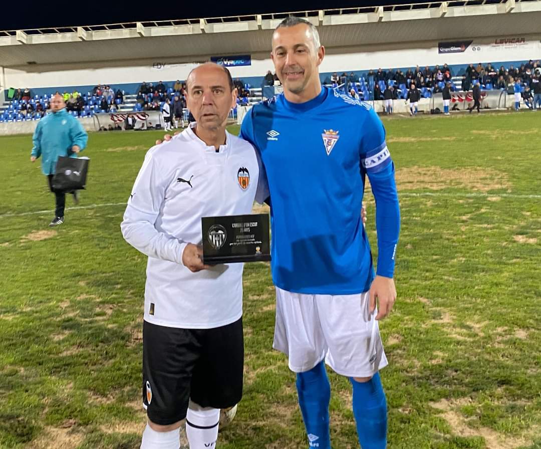 Sebas, con uno de los jugadores del Valencia Leyendas