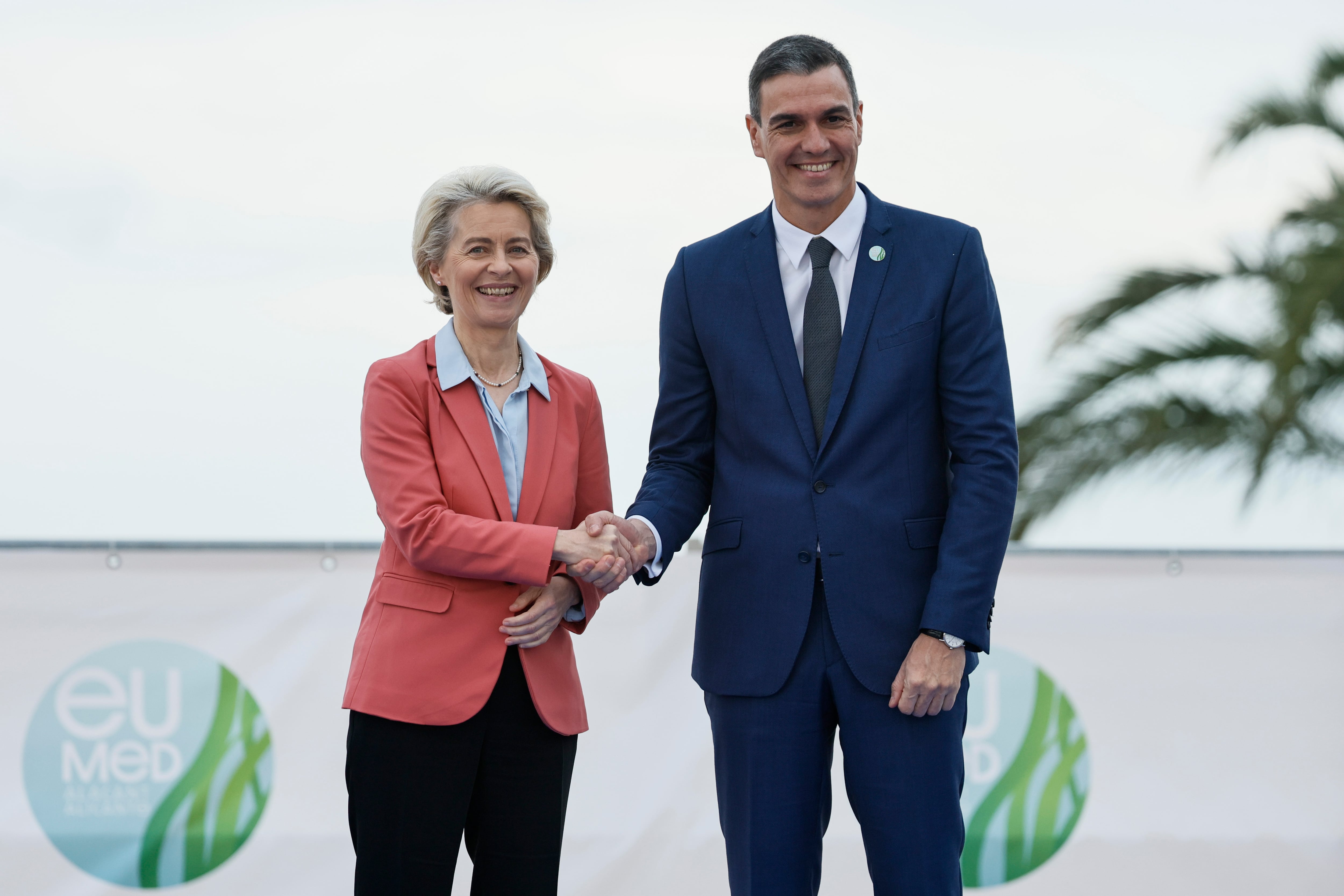 El presidente del Gobierno, Pedro Sánchez, recibe a la presidenta de la Comisión Europea, Ursula von der Leyen, al inicio de la Cumbre Euromediterránea. EFE / Biel Aliño