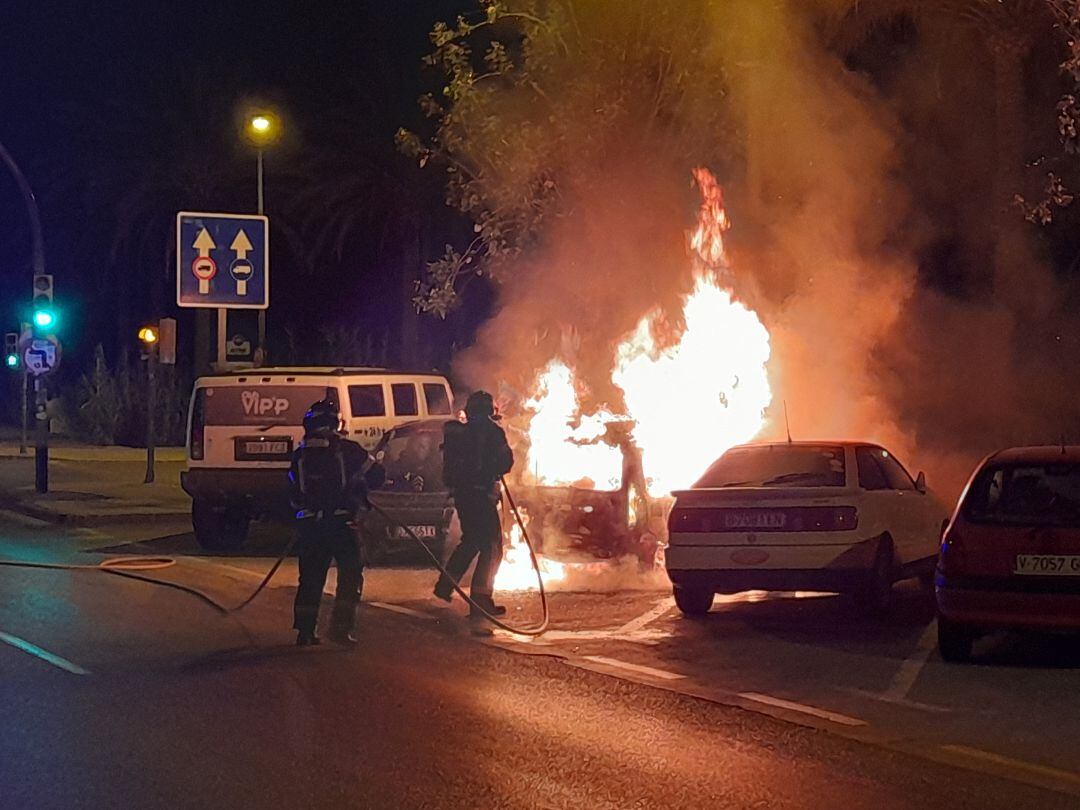 Imagen del incendio esta madrugada en la avenida 8 de Agosto