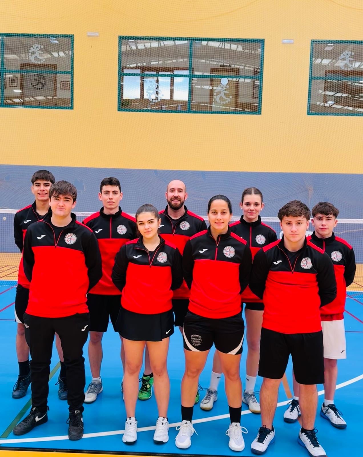 Casi un centenar de jugadores y jugadoras entrenan en un club que consigue éxitos deportivos a nivel andaluz y nacional año tras año.
