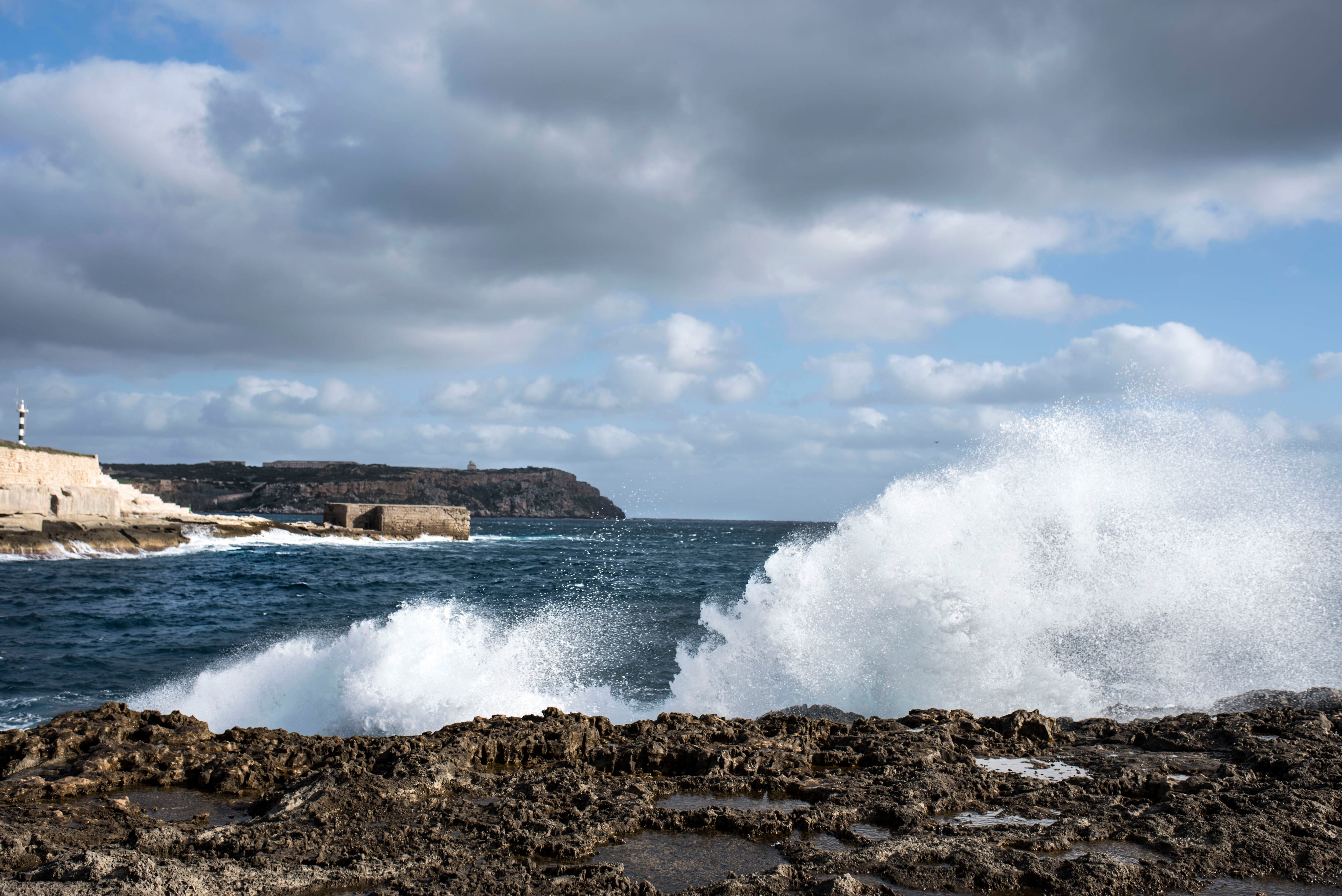 MAHÓN (MENORCA), 15/12/2023.- Vista desde Cala Sant Esteva de la bocana de entrada al puerto de Mahón cerrado este viernes al tráfico marítimo por la alerta naranja activada por la Aemet por fenómenos costeros. Menorca permanece incomunicada por mar tras el cierre de los puertos de Mahón y Ciutadella a causa del fuerte vendaval que azota la isla balear, han indicado las autoridades portuarias este viernes. EFE/ David Arquimbau Sintes
