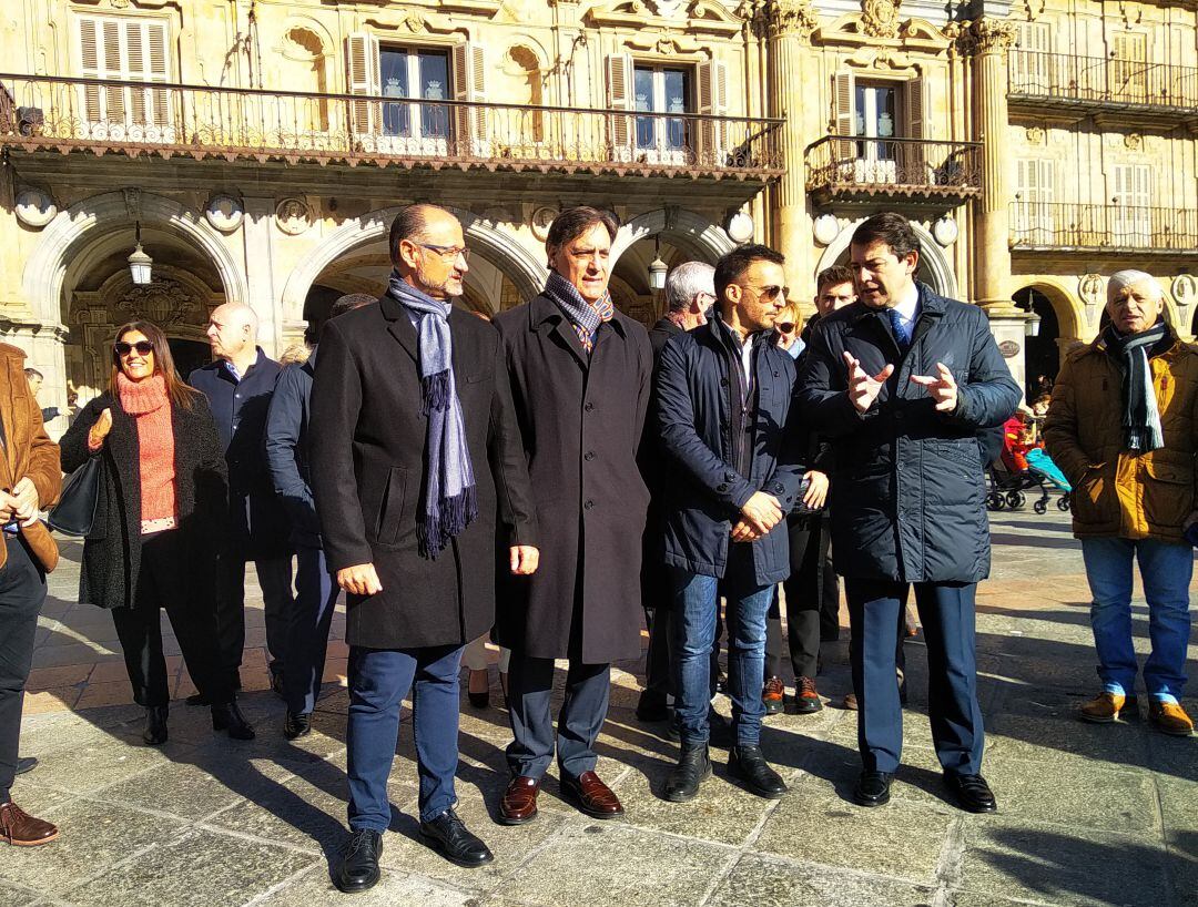 Amenábar, rodeado de los políticos en la Plaza Mayor de Salamanca.