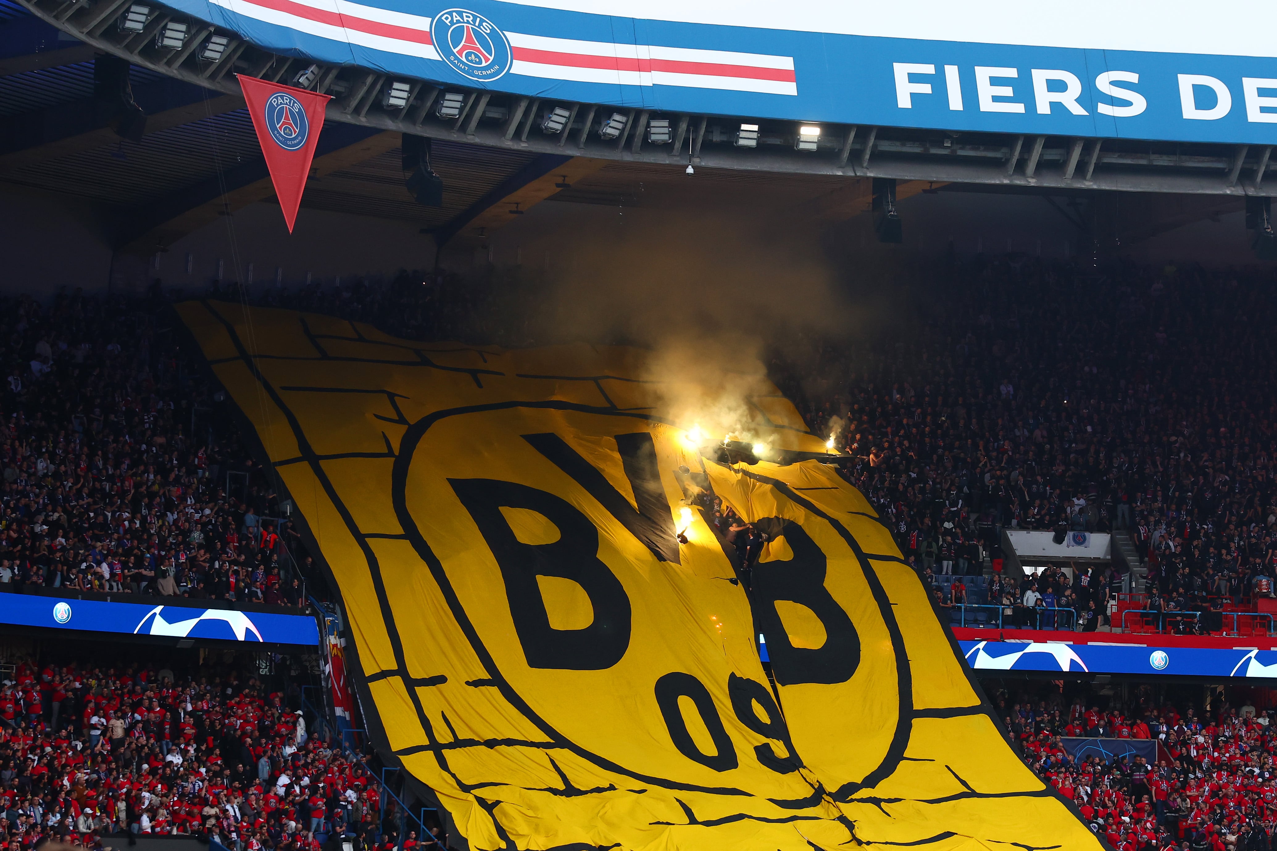 La afición francesa quema el escudo del Borussia Dortmund (Photo by Chris Brunskill/Fantasista/Getty Images)