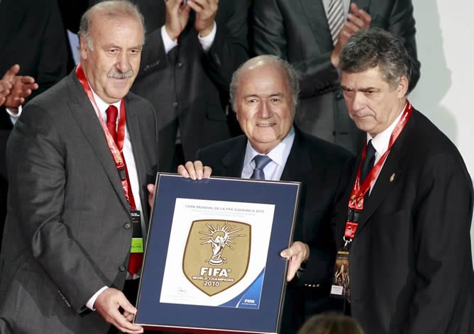 El presidente de la FIFA Joseph Blatter entrega una placa que acredita a España como campeona del mundo al seleccionador nacional, Vicente del Bosque , en presencia del presidente de la RFEF, Angel María Villar, durante el homenaje a la selección de fútbol, que conquistó el Mundial de Sudáfrica 2010, con la asistencia de los futbolistas que han sido internacionales en toda su historia.