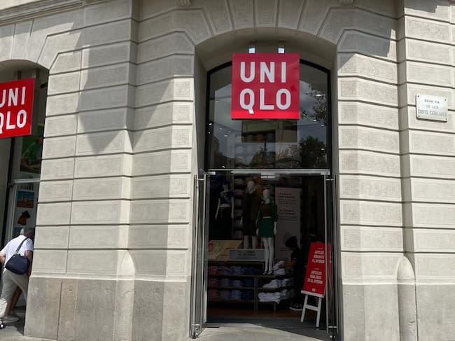 Botiga Uniqlo a la cantonada de Passeig de Gràcia amb Gran Via / Pol Valero Pallarès