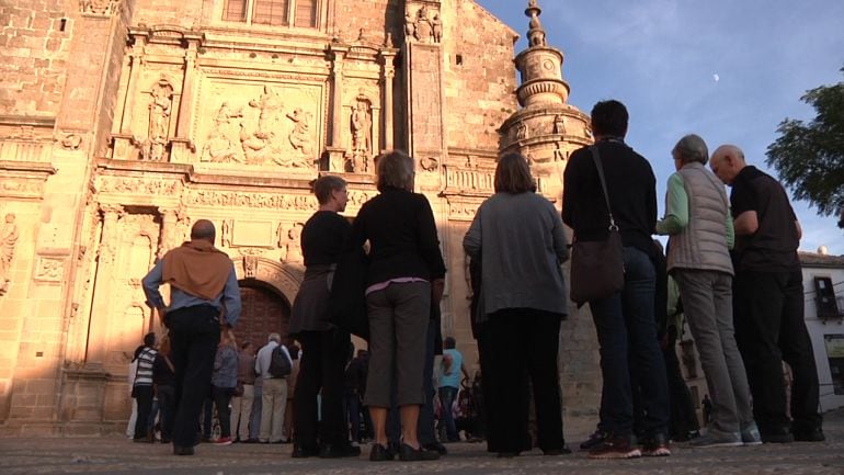 Turistas en la Plaza Vázquez de Molina, en Úbeda