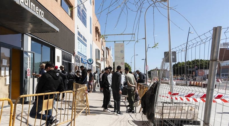 Una situación de colapso por la regulación extraordinaria de inmigrantes que no cesa . Almería Acoge pide auxilio en la regularización tras verse obligada a cerrar por colas de más de mil personas.