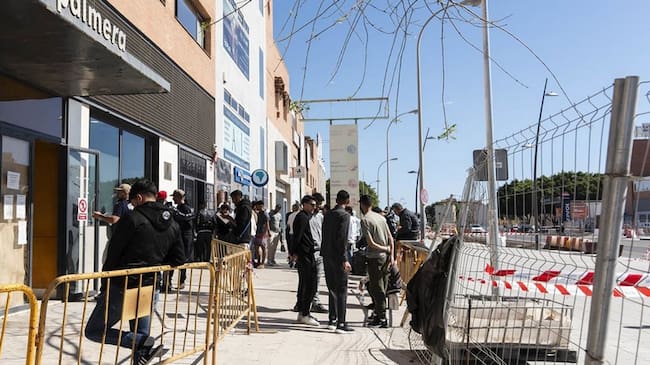 Una situación de colapso por la regulación extraordinaria de inmigrantes que no cesa . Almería Acoge pide auxilio en la regularización tras verse obligada a cerrar por colas de más de mil personas.