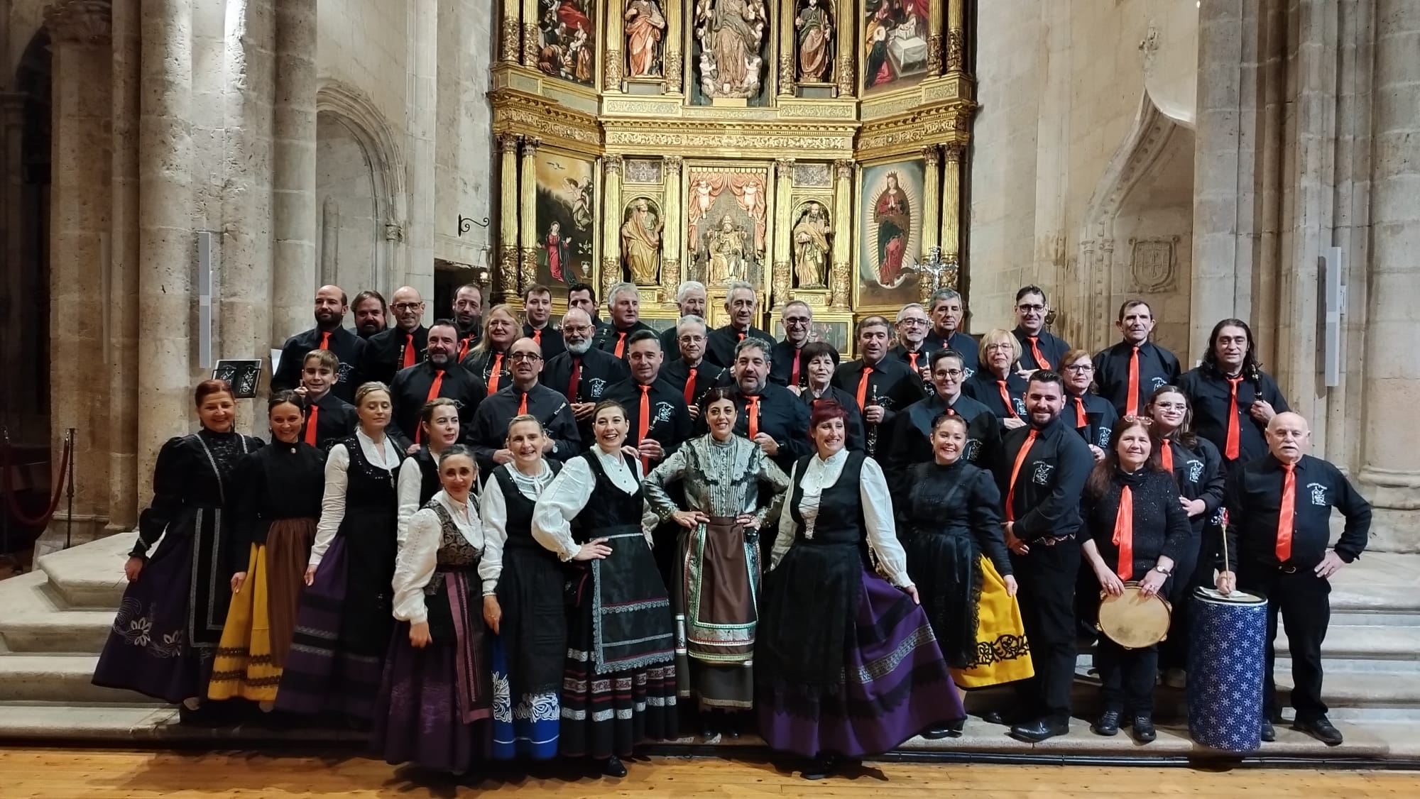 AC Dulzainas y Tambores Villa de Aranda y Grupo Alfares en la iglesia de Santa María de Aranda