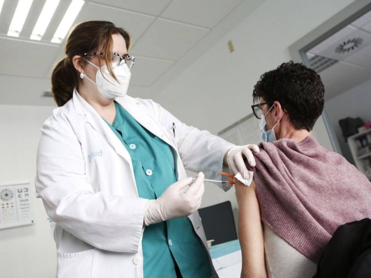 La quinta ola sigue una tendencia a la baja pero sin perder ojo a la presión hospitalaria