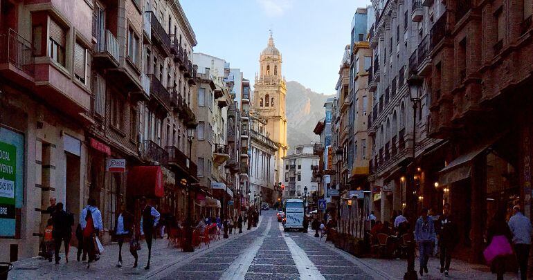 La Carrera es una de las vías donde se ha establecido la peatonalización de forma más clara