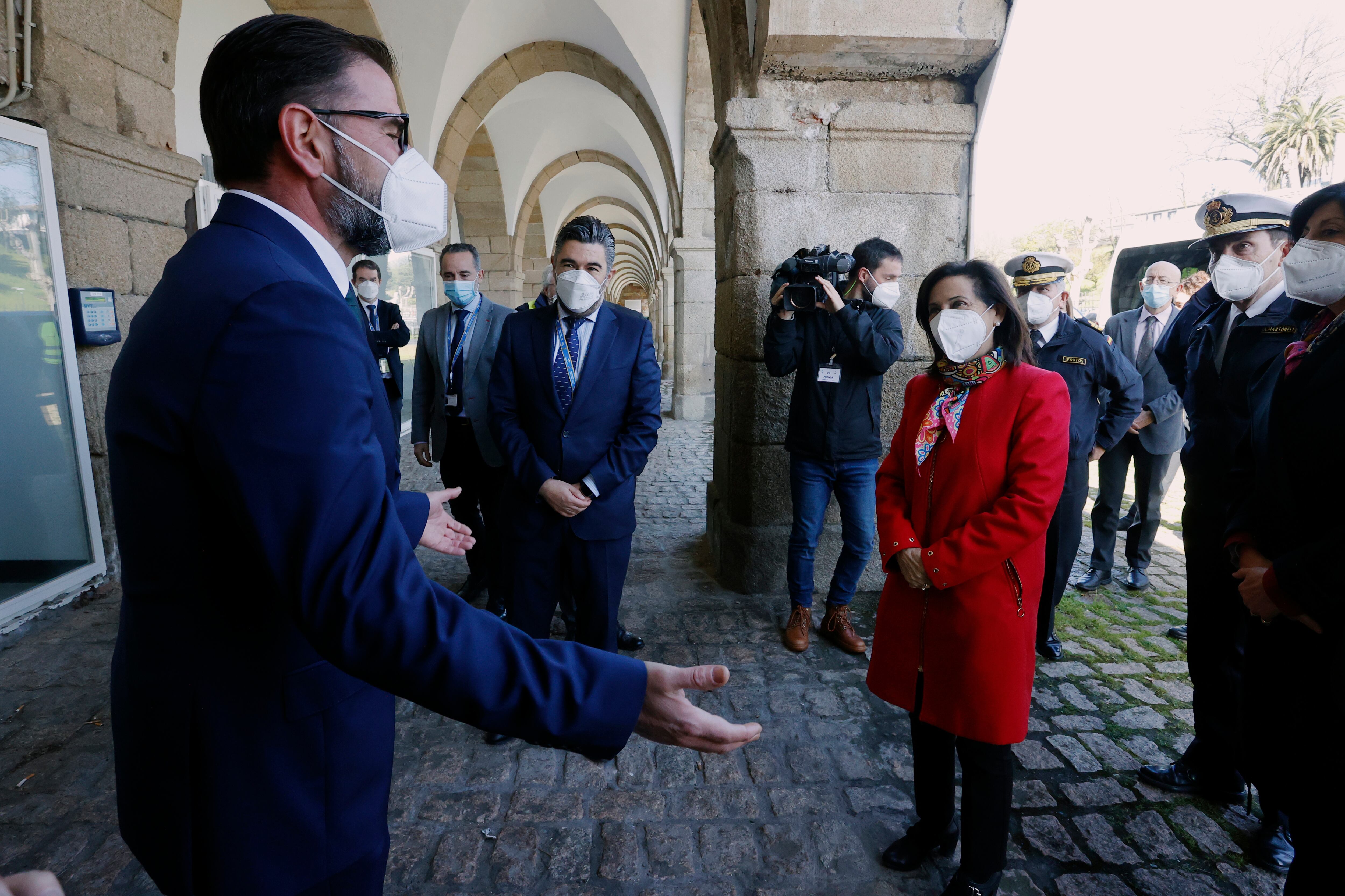 GRAF6186. FERROL, 11/03/2022.- La ministra de Defensa, Margarita Robles a su llegada a la visita realizada a las instalaciones de los Astilleros de Navantia, en la ría de Ferrol, para conocer los avances del programa de las fragatas F-110 para la Armada española, cuya construcción iniciará el astillero ferrolano este mes. EFE/Kiko Delgado
