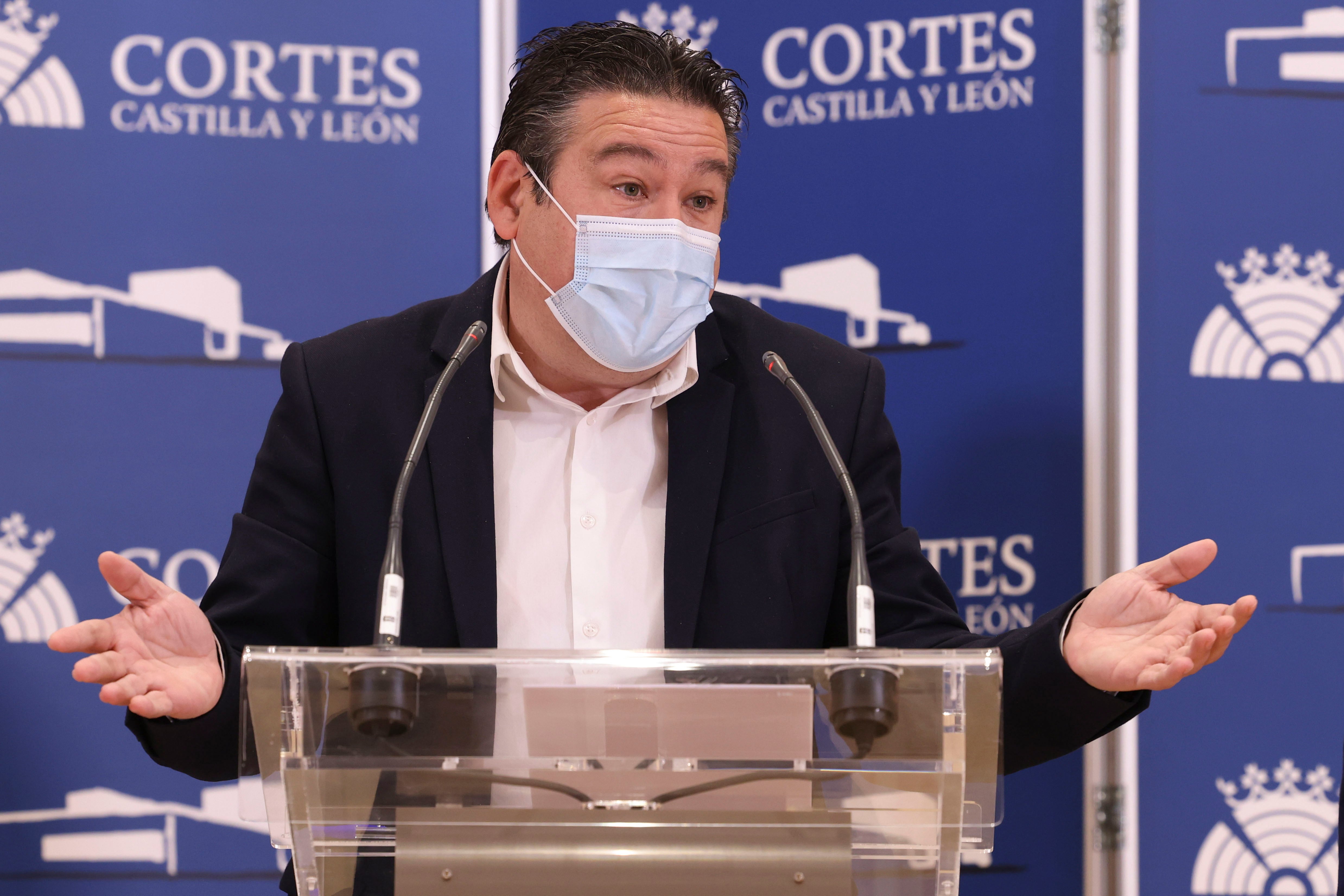 VALLADOLID, 28/02/2022.- El portavoz de UPL, Luis Mariano Santos, en rueda de prensa antes de la reunión mantenida con el presidente en funciones de Castilla y León y candidato a la reelección, Alfonso Fernández Mañueco, dentro de la ronda de contactos para lograr un acuerdo de gobernabilidad de la Comunidad tras los comicios del 13 de febrero. EFE/ R. Garcia
