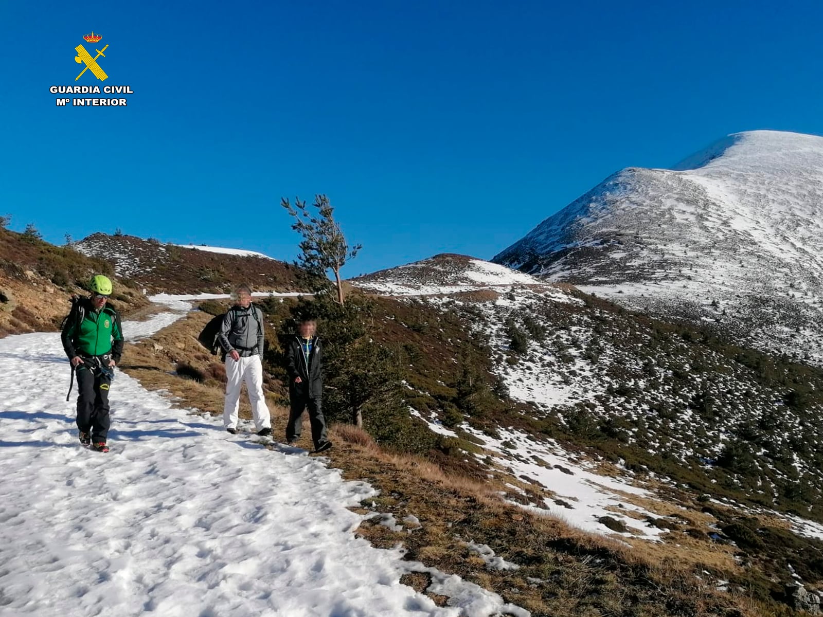 La Guardia Civil rescata a un padre y a su hijo menor en el pico San Lorenzo (Ezcaray, La Rioja) | Guardia Civil