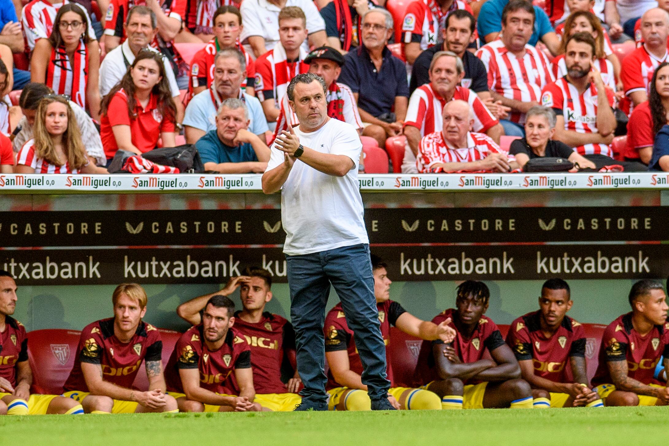 BILBAO, 16/09/2023.-El entrenador del Cádiz Sergio González, durante el partido de la jornada 5 de LaLiga EA Sports, este sábado en el estadio de San Mamés, en Bilbao. EFE/Javier Zorrilla