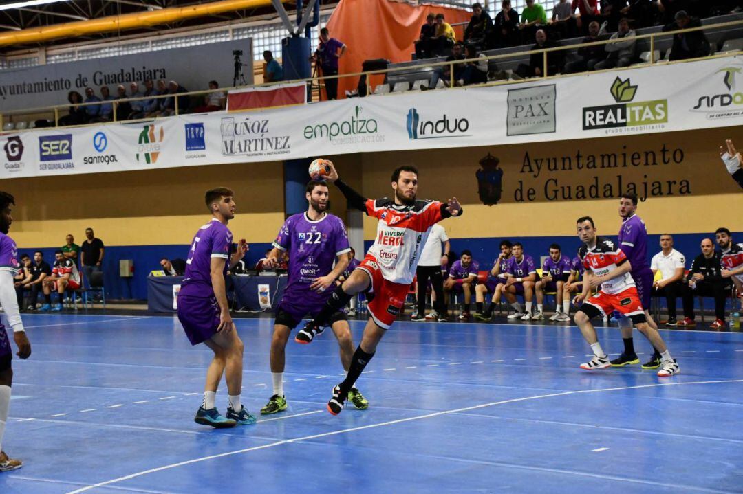 Balonmano Nava cae en la cancha de Guadalajara